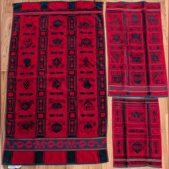 Vintage Red Christmas Holiday Towel set Green Gold Holly Ornaments Set Of 3 - Picture 4 of 16